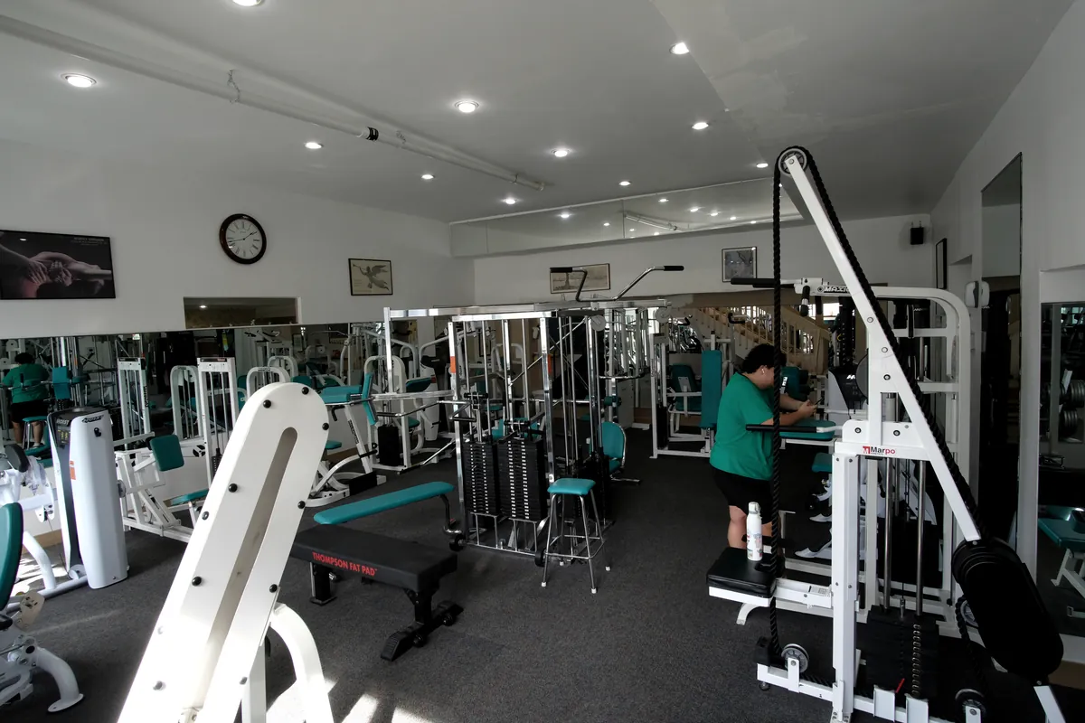 Hoist machines and cable stations